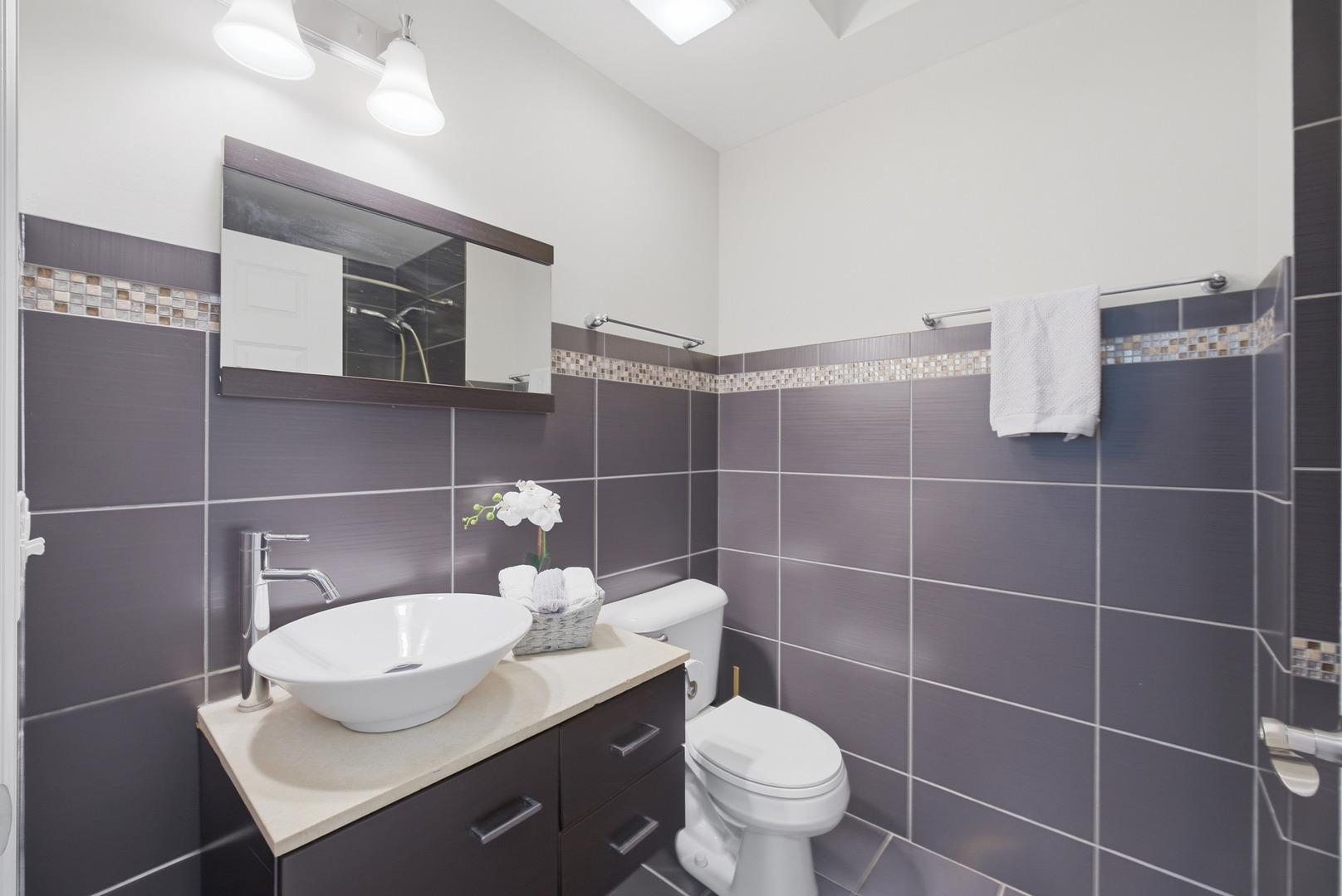 Des Plaines, Illinois 60016, United States, 2 Bedrooms Bedrooms, ,2 BathroomsBathrooms,Residential,Active,252724