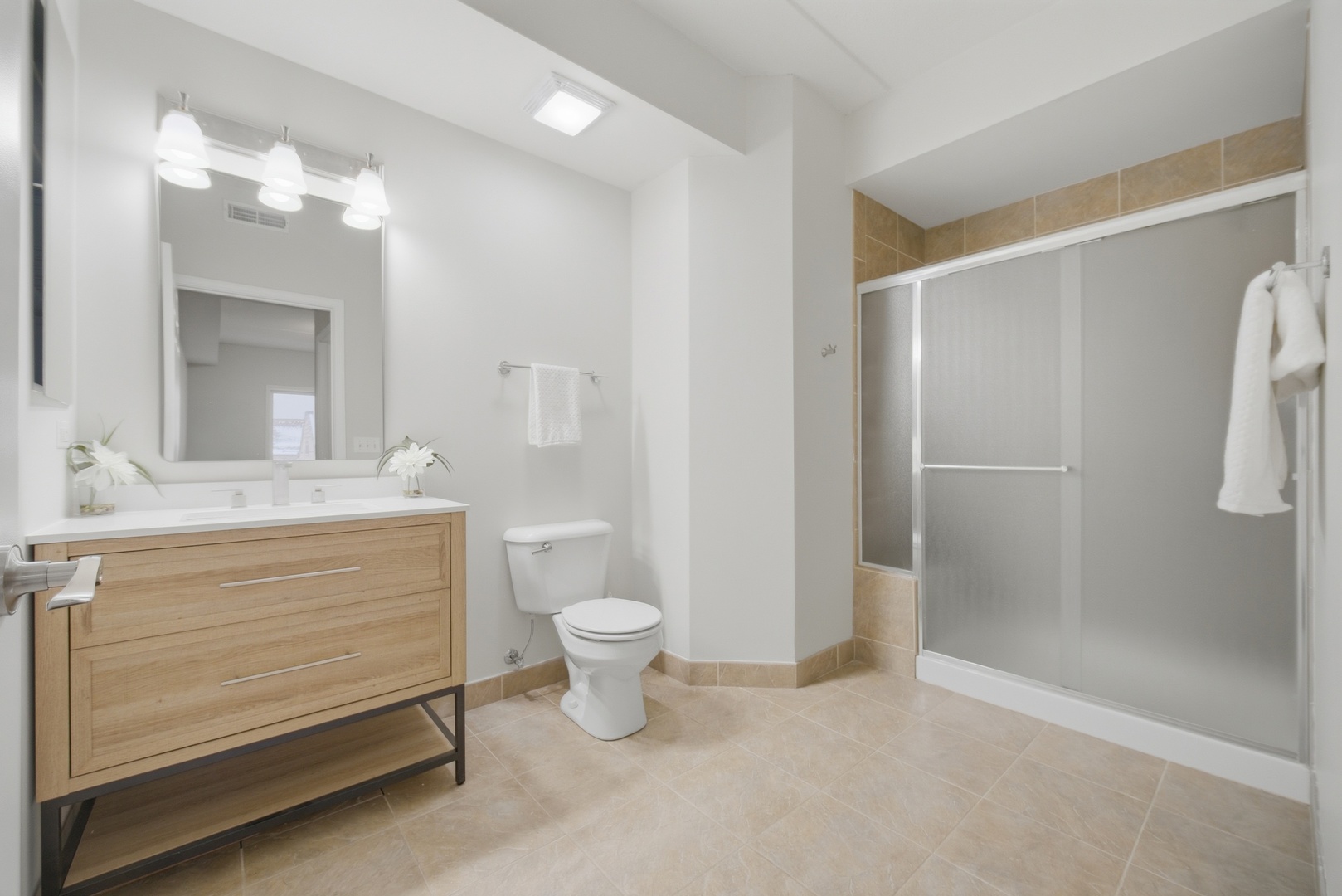 Des Plaines, Illinois 60016, United States, 2 Bedrooms Bedrooms, ,2 BathroomsBathrooms,Residential,Active,252724