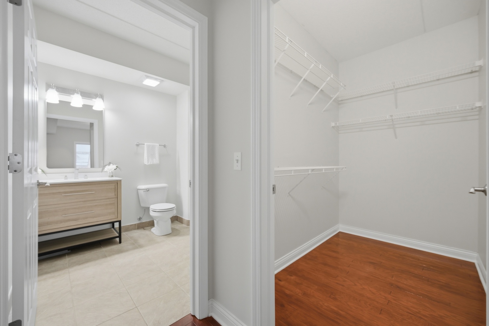 Des Plaines, Illinois 60016, United States, 2 Bedrooms Bedrooms, ,2 BathroomsBathrooms,Residential,Active,252724