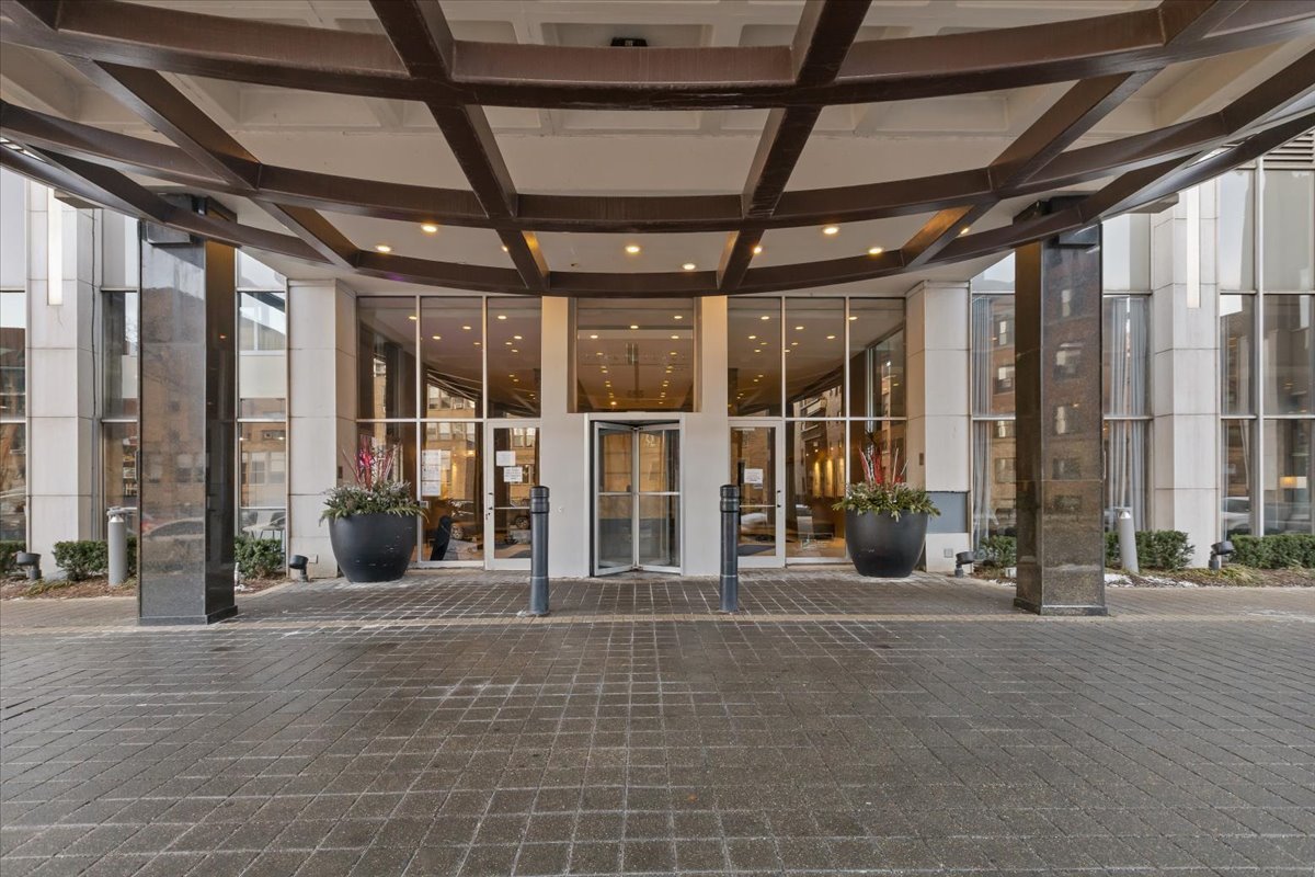 655 W IRVING PARK Road 1004