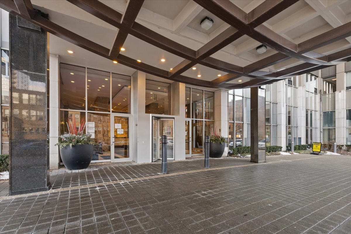 655 W IRVING PARK Road 1004