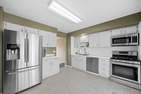 Tiny photo for 2422 Stonewall Avenue, Woodridge, IL 60517 (MLS # 12564782)