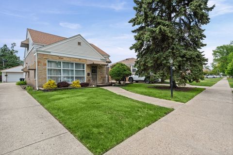 Photo of 1852 Suffolk Avenue, Westchester, IL 60154 (MLS # 12639629)