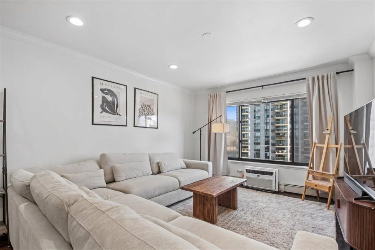 607 W Wrightwood Avenue 809