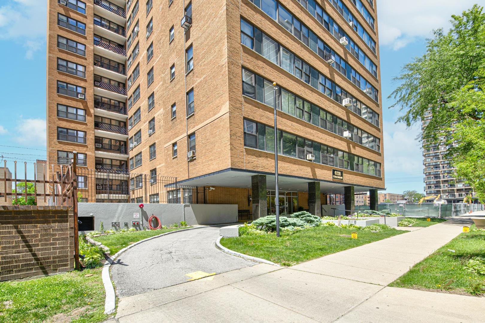 6118 N Sheridan Road 106