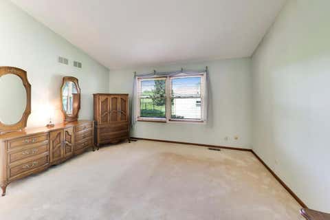 Tiny photo for 946 W Clearwater Street, Roselle, IL 60172 (MLS # 12706106)