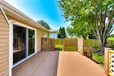 Tiny photo for 946 W Clearwater Street, Roselle, IL 60172 (MLS # 12706106)