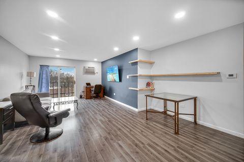 Tiny photo for 1133 S Finley Road #310, Lombard, IL 60148 (MLS # 12622971)