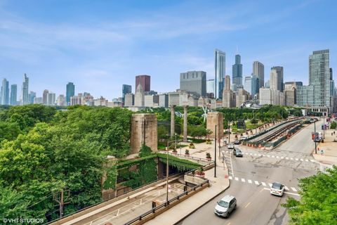 Tiny photo for 400 E RANDOLPH Street #913, Chicago, IL 60601 (MLS # 12476885)