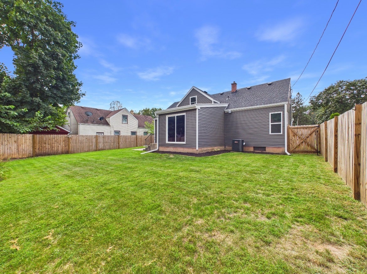 1328 LEAMAN Place