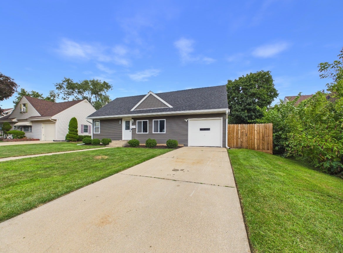 1328 LEAMAN Place