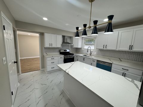 Tiny photo for 940 Tanglewood Drive, Wheeling, IL 60090 (MLS # 12602613)