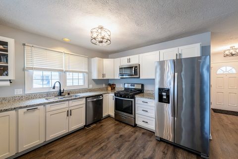 Tiny photo for 223 Huntington Court, Shorewood, IL 60404 (MLS # 12606574)