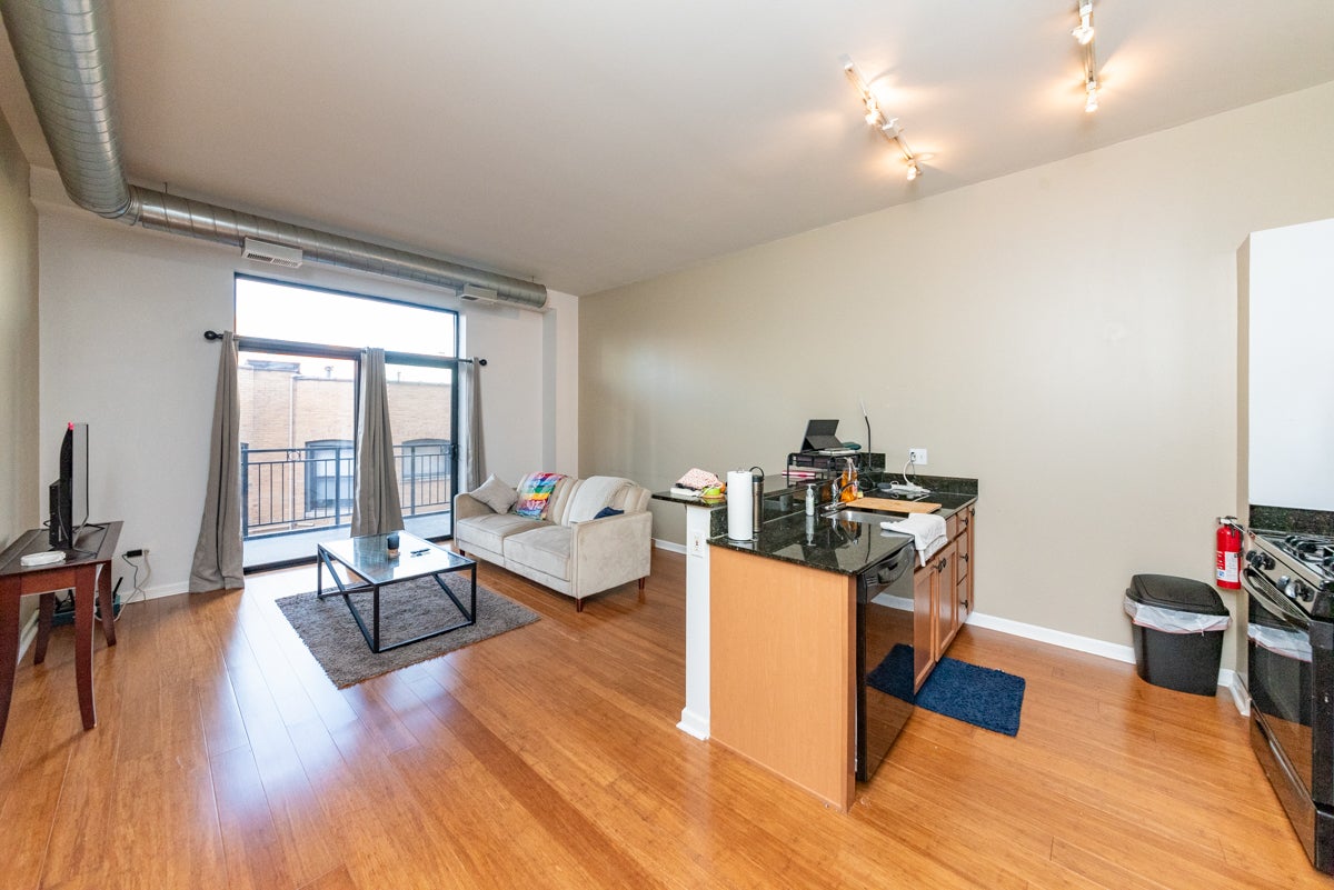 950 W Leland Avenue 404