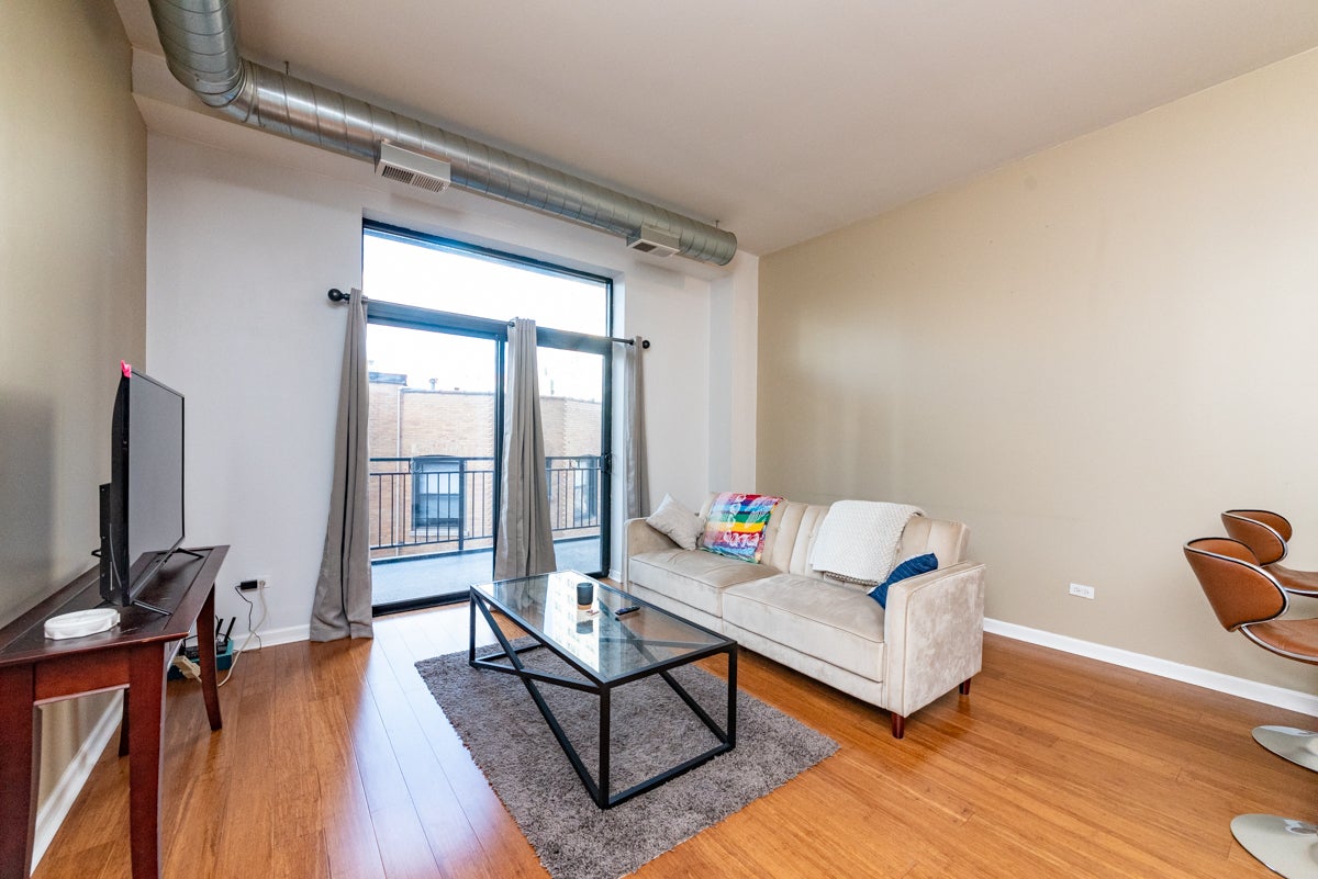 950 W Leland Avenue 404