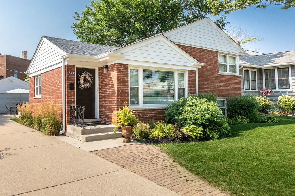 Photo for 900 ROWE Avenue, Park Ridge, IL 60068 (MLS # 12500171)