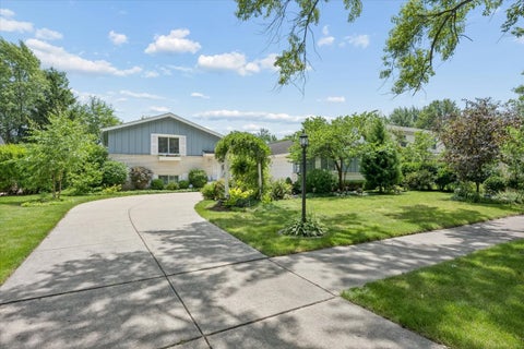 Photo of 4017 Carousel Drive, Northbrook, IL 60062 (MLS # 12693446)