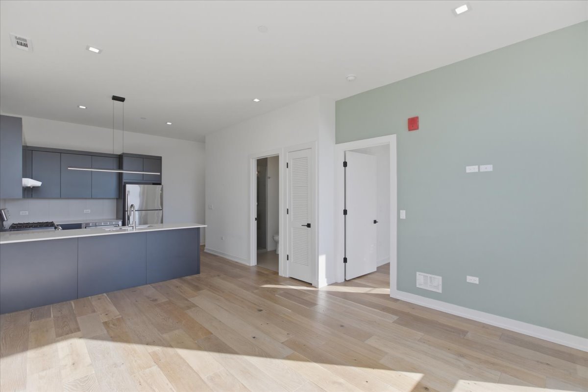 4513 N CLARK Street 411