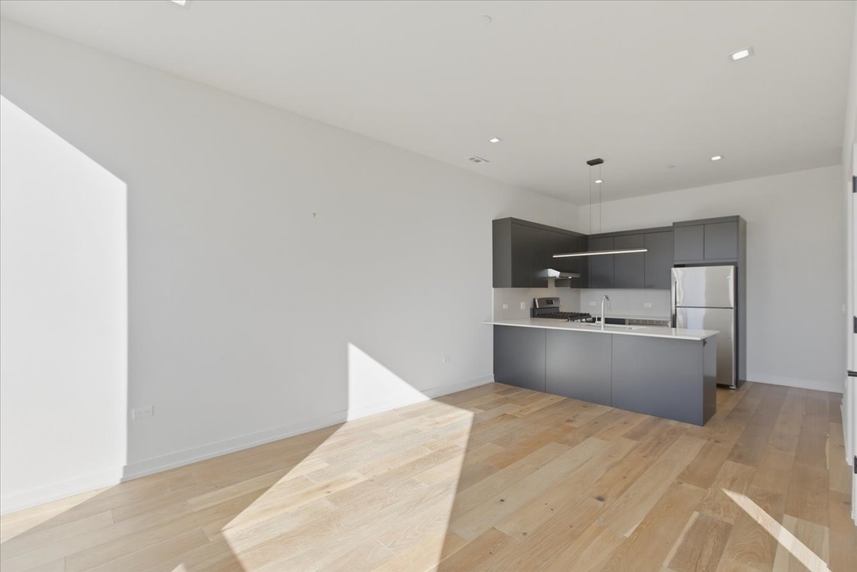 4513 N CLARK Street 411