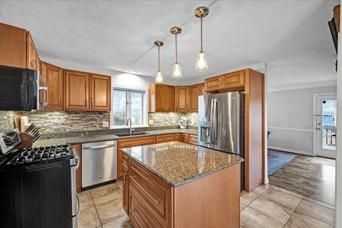 Tiny photo for 1705 Longden Avenue, Bloomington, IL 61701 (MLS # 12544983)