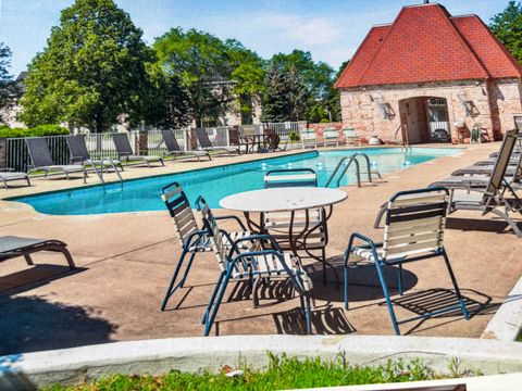 Tiny photo for 5101 Carriageway Drive #201, Rolling Meadows, IL 60008 (MLS # 12605984)