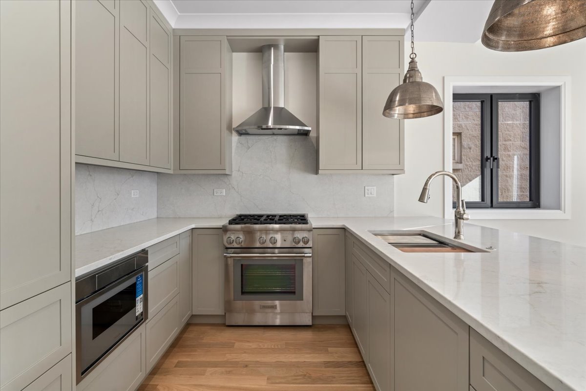 3036 N Sheffield Avenue 2S