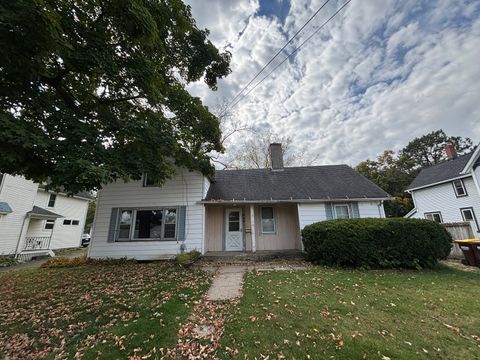 Photo of 330 Lake Avenue, Woodstock, IL 60098 (MLS # 12491343)
