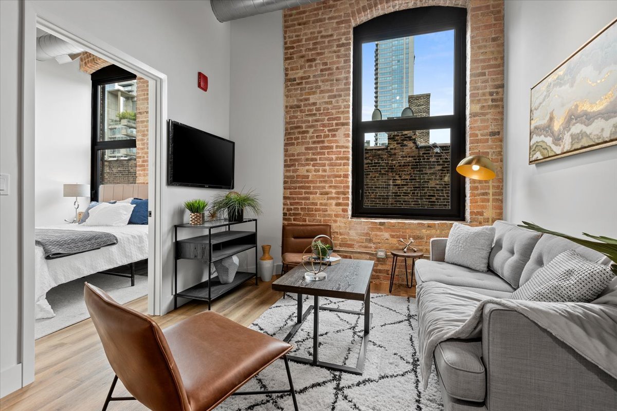 153 W Ohio Street 209