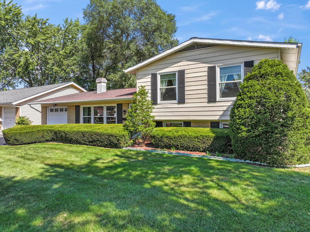 Photo for 7843 Kensington Lane, Hanover Park, IL 60133 (MLS # 12496127)