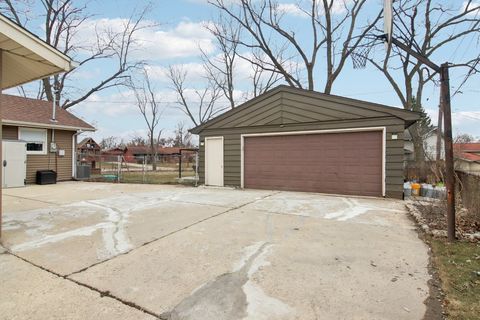 Tiny photo for 1625 Dennison Road, Hoffman Estates, IL 60169 (MLS # 12590293)