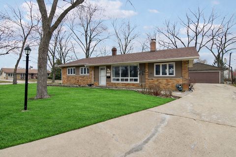 Tiny photo for 1625 Dennison Road, Hoffman Estates, IL 60169 (MLS # 12590293)