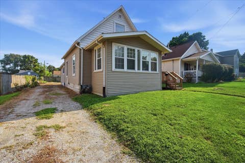 Tiny photo for 323 E Lincoln Street, Bloomington, IL 61701 (MLS # 12731808)