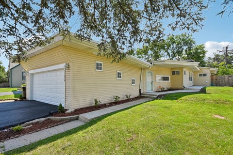 Photo of Hazel Crest, IL 60429 (MLS # 12697820)