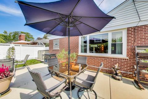 Tiny photo for 304 Amherst Avenue, Des Plaines, IL 60016 (MLS # 12534951)