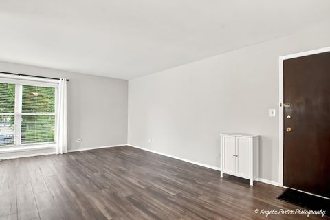 Tiny photo for 761 Garfield Avenue #B, Libertyville, IL 60048 (MLS # 12703610)