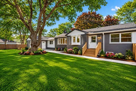 Tiny photo for 20 N Waverly Place, Mount Prospect, IL 60056 (MLS # 12655256)