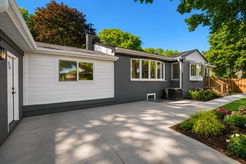 Tiny photo for 20 N Waverly Place, Mount Prospect, IL 60056 (MLS # 12655256)