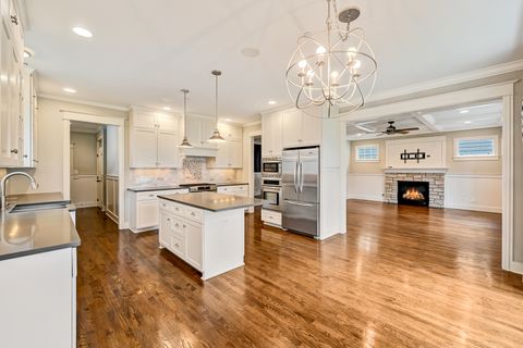 Tiny photo for 4 Oxford Avenue, Clarendon Hills, IL 60514 (MLS # 12594439)