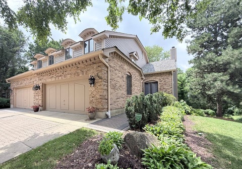 Photo of 640 Walnut Oaks Drive, Roselle, IL 60172 (MLS # 12765166)