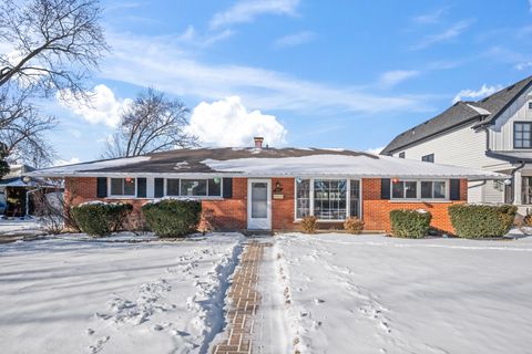 Tiny photo for 1610 N Chestnut Avenue, Arlington Heights, IL 60004 (MLS # 12532490)