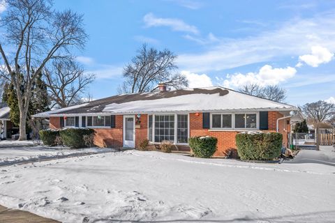 Photo of 1610 N Chestnut Avenue, Arlington Heights, IL 60004 (MLS # 12532490)