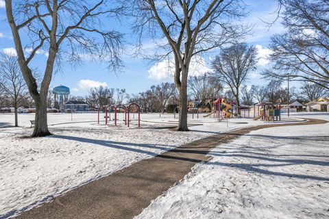 Tiny photo for 1610 N Chestnut Avenue, Arlington Heights, IL 60004 (MLS # 12532490)