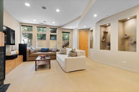 Tiny photo for 930 W Wolfram Street, Chicago, IL 60657 (MLS # 12686248)
