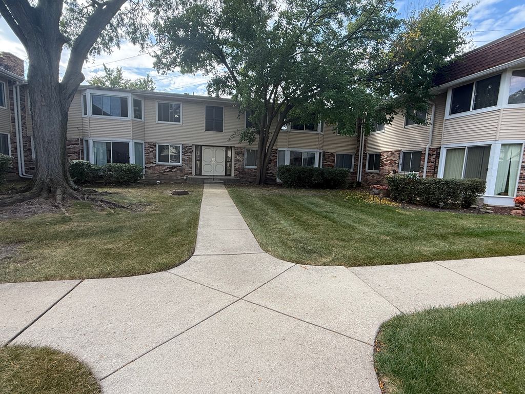 Photo for 3108 ROBERTS Drive #6, Woodridge, IL 60517 (MLS # 12477993)
