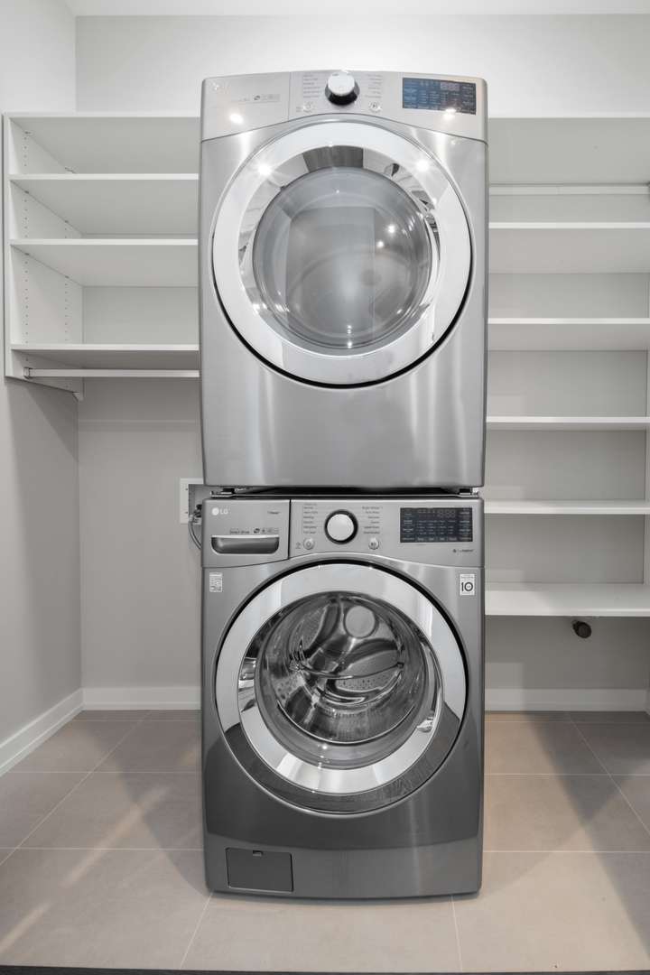 Chicago, Illinois 60614, United States, 4 Bedrooms Bedrooms, ,3 BathroomsBathrooms,Residential,Contingent,223870