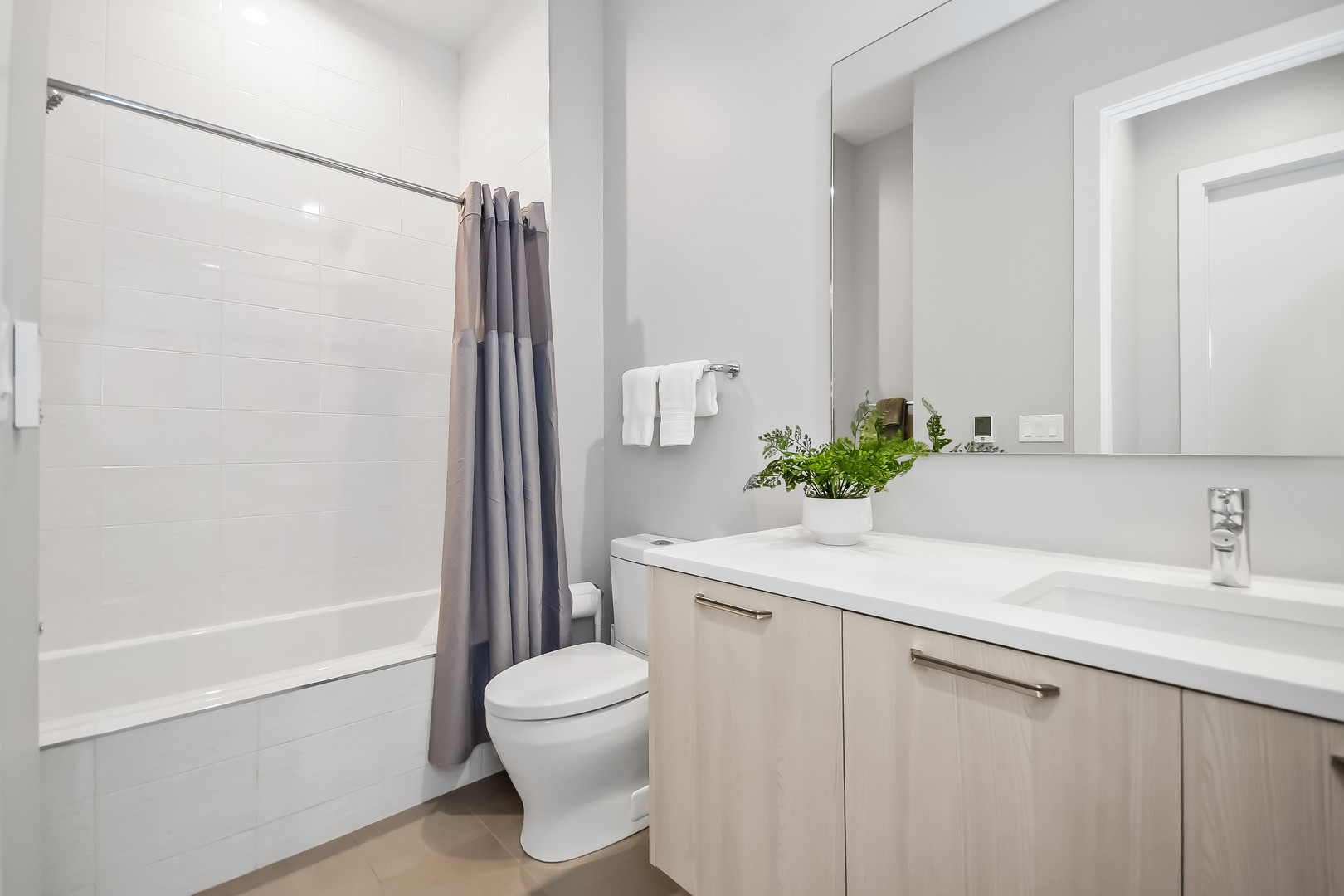 Chicago, Illinois 60614, United States, 4 Bedrooms Bedrooms, ,3 BathroomsBathrooms,Residential,Contingent,223870