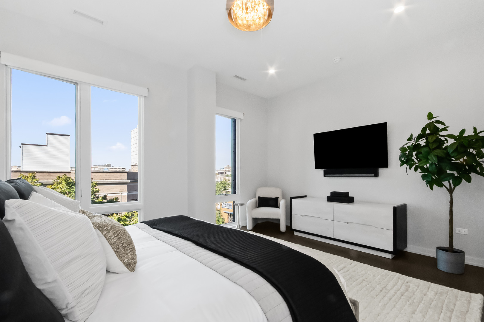 Chicago, Illinois 60614, United States, 4 Bedrooms Bedrooms, ,3 BathroomsBathrooms,Residential,Contingent,223870