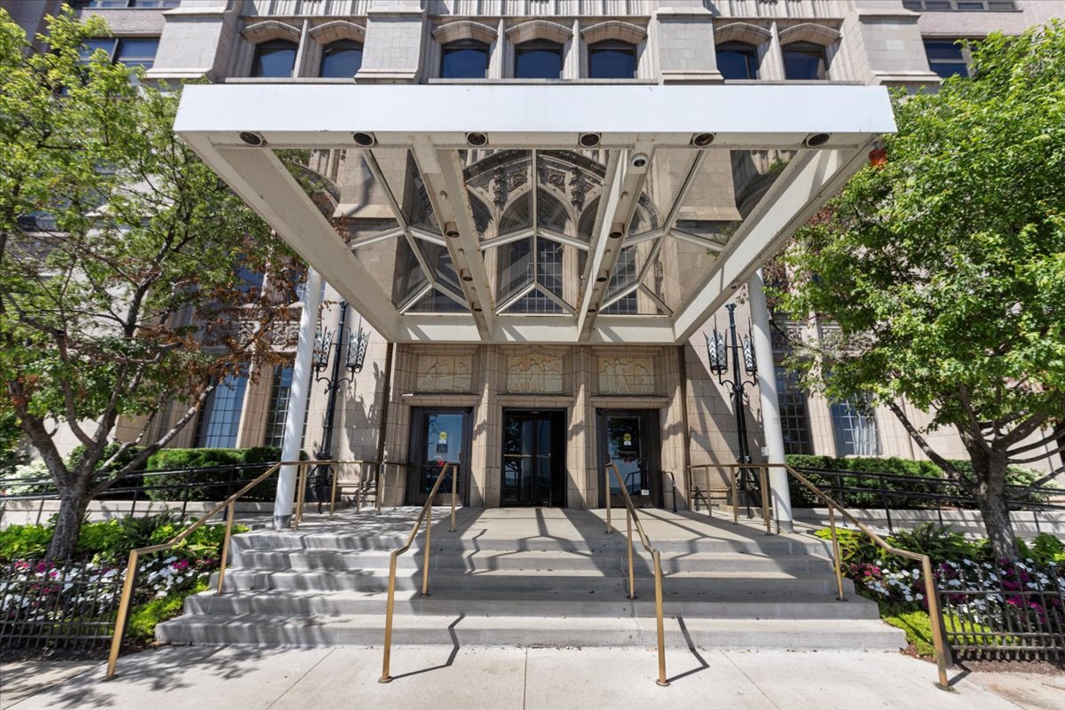 680 N Lake Shore Drive 914