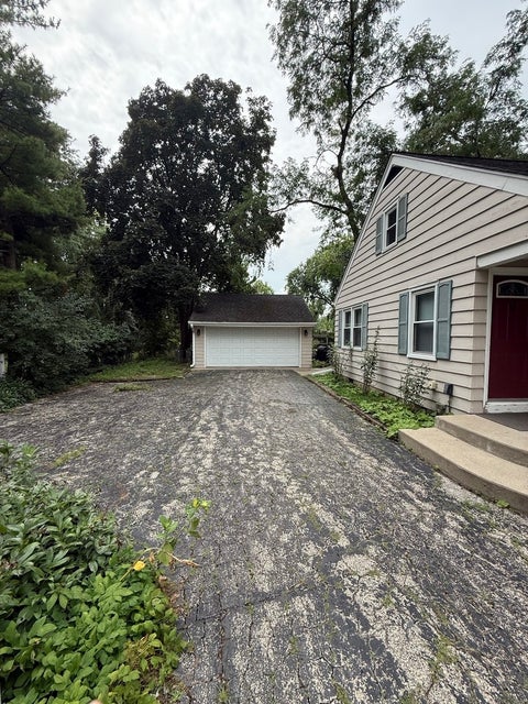 Tiny photo for 47 W Algonquin Road, Des Plaines, IL 60016 (MLS # 12696487)
