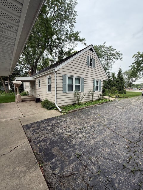 Tiny photo for 47 W Algonquin Road, Des Plaines, IL 60016 (MLS # 12696487)